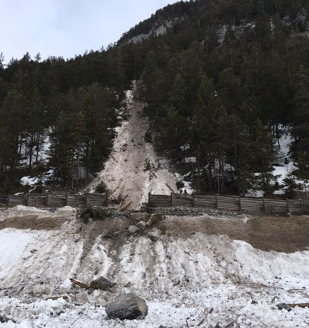 Fünf Kubikmeter Fels- und Geröllmaterial sind auf die Stanzertalstraße gestürzt. | Foto: © Land Tirol/Außerlechner