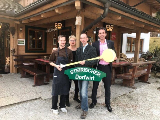 Dem Wirtshaus am See Fam. Reithner wurde das Markenzeichen der Steirischen Dorfwirte überreicht: Christoph Reithner, Hannelore Wölfler, Uwe Reithner und Alexander Sumnitsch (v.l.). | Foto: KK