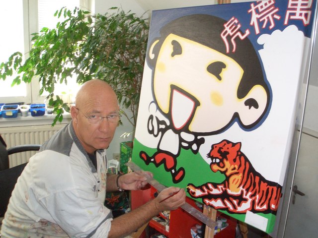 Hannes Rossbacher bei der Arbeit an einem seiner Pop Art-Sujets, hier aus dem Zyklus "Global Brand Art".