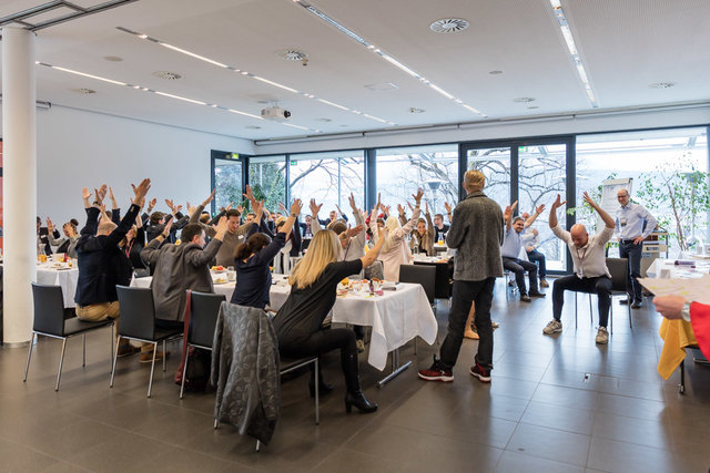 Personaltrainer Dennis Kolwey mit einer kleinen Morgen-Einheit für den Rücken | Foto: OTOMO Studio