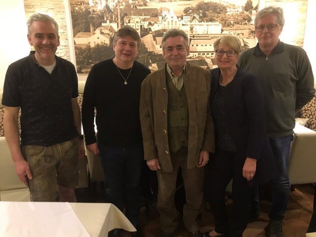 Dorfwirte Schnapserturnier: Wirt Christian Aigner, Sieger Michael Tieber, Zweitplatzierter Franz Griesser, Obfrau Hannelore Wölfler und der Drittplatzierte Harry Schulz (v.l.). | Foto: KK