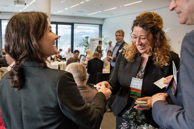 Visitenkartenaustausch zur Vernetzung | Foto: OTOMO Studio