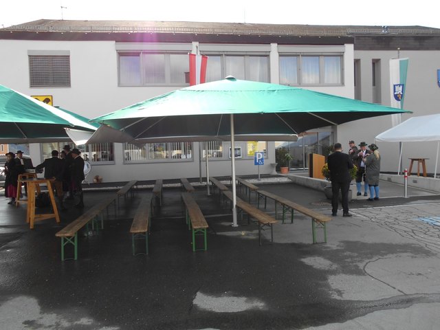 Die neuen Schirme und die Bänke für den Festakt sind schon vorbereitet.