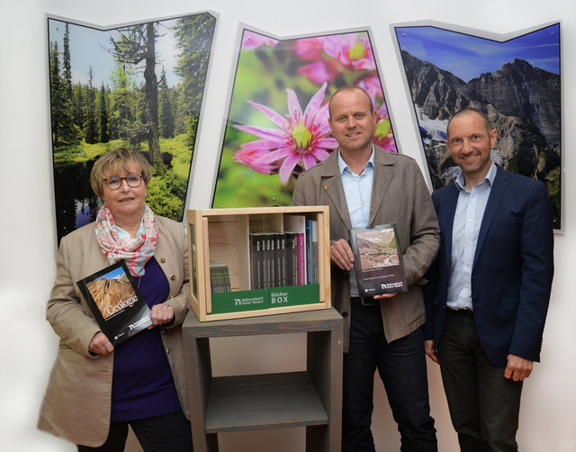 Viel spannende Literatur für die Gäste der alpinen Schutzhütten im Nationalpark, im Bild.: Brigitte Slupetzky (Vorsitzende ÖAV Landesverband Salzburg), Helmut Schwarzenberger (Landesgeschäftsführer Naturfreunde Salzburg) und Nationalpark-Direktor Wolfgang Urban. | Foto: Salzburger Nationalparkfonds