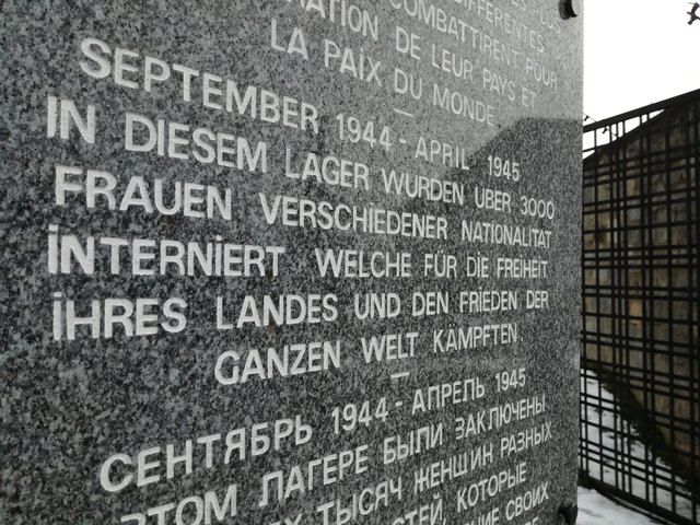 Dies war die erste Gedenktafel für Frauen an der KZ-Gedenkstätte Mauthausen. Die Zahl 3.000 stimmt nicht, es waren tatsächlich 8.500 Frauen, die im System Mauthausen waren, ca. 3.500 von ihnen wurden ermordet. | Foto: Mauthausen Memorial