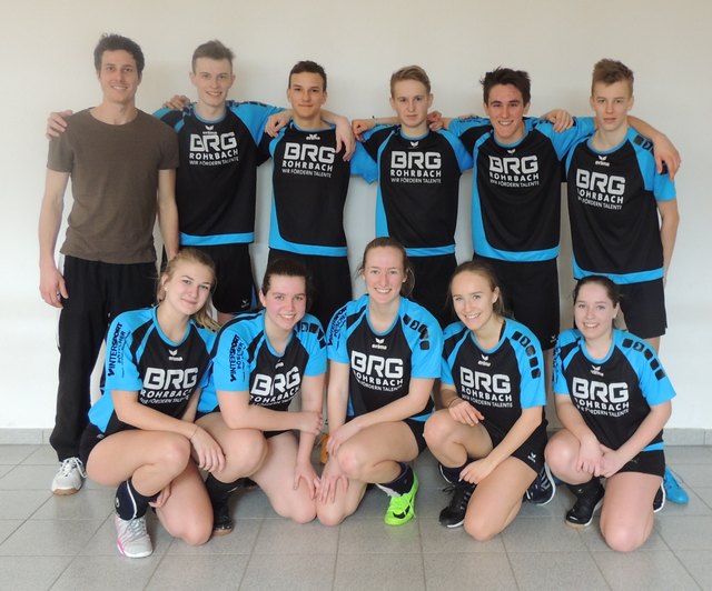 stehend von links nach rechts: Prof. Mag. Marius Reiter, Lukas Weidinger (8b), Timo Leitner (6b), Jakob Furtmüller (8a), Luca Michlmayr (6b) und Nikolaus Barth (6b); hockend von links nach rechts: Carla Sailer (8b), Ophelia Galvani Cardosa (6b), Lea Kitzmüller (7a), Katharina Prechtl (7b) und Johanna Jung