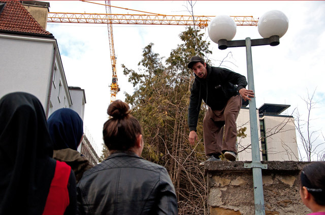Chris Bacher hat den Mädchen im Lehener JUZ seine "Parkour"-Künste gezeigt. | Foto: AVOS/Manuel Bukovics