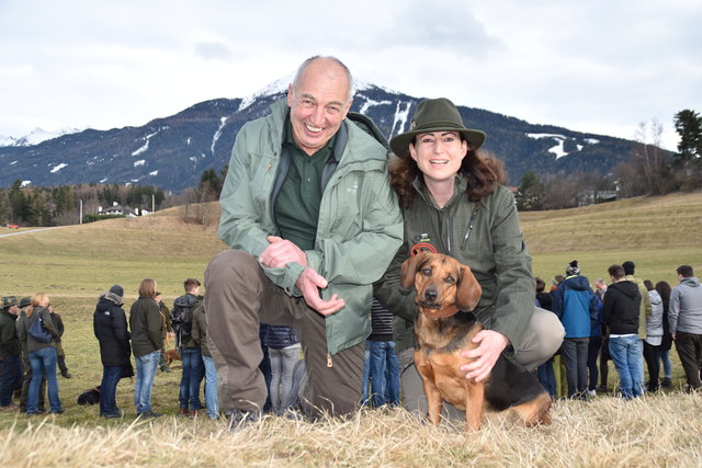 Hubert Winkler (Jagdhunde- und Schießreferent des TJV) und Bezirksjägermeisterin Fiona Arnold mit der Tiroler Bracke Bessy