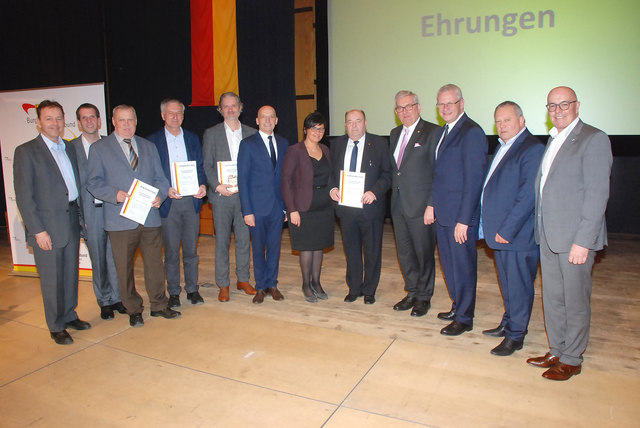 Der Burgenländische Gemeindebund stellte in Oberschützen die Weichen für die kommenden Jahre. Es gab auch einige Ehrungen:  NR Niki Berlakovich, LGF Bgm. Stefan Bubich, Bgm a.D. Josef Bauer, Bgm. a.D. Wilhelm Thomas, VPräs. a.D. Bgm. a.D. Günter Toth, Präs. Bgm. Leo Radakovits, BR VBgm. Marianne Hackl, Bgm. a.D. Rudolf Pfneisl, Präs. LAbg. Bgm. Alfred Riedl, LAbg. Bgm. Thomas Steiner, 2. LT-Präs. LAbg. Rudolf Strommer, LAbg. Bgm. Georg Rosner | Foto: Gemeindebund Burgenland