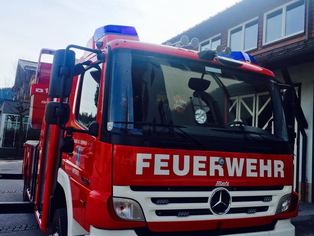 Die Freiwillige Feuerwehr Werfen rückte mit 25 Mann und drei Fahrzeugen zum Brandort aus. | Foto: Symbolfoto BB Archiv