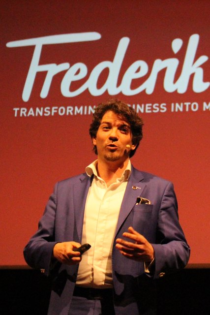 Schauspieler Frederik Malsy überraschte sein Publikum mit geistvoller Improvisationsdichtung.