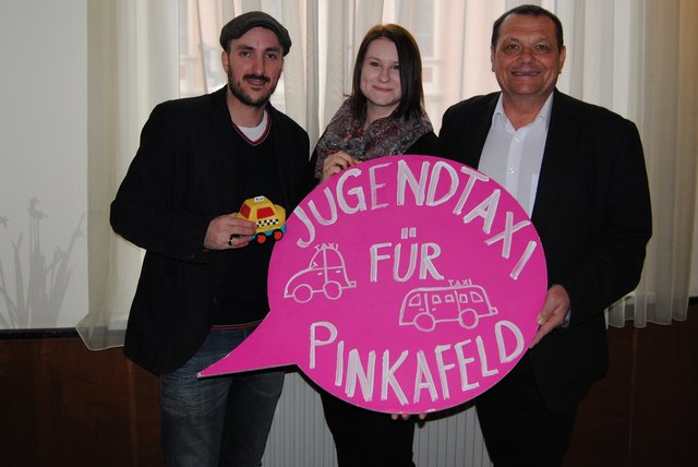 Sie setzen sich für ein Jugendtaxi auch in Pinkafeld ein: Thomas Mantsch, Viktoria Bittner und Eduard Posch | Foto: NEOS Pinkafeld