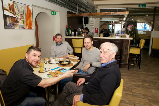 Drei Generationen Konrath beim Business Brunch im Allegro vereint: Heinz Konrath (r.), Heinz-Peter Konrath (2.v.l.) und Peter Konrath (2.v.r.) im Interview mit Redaktionsleiter Thomas Santrucek (l.). | Foto: Bezirksblätter