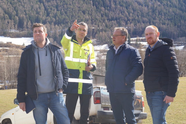 Roman Außerlechner und Dr. Werner Thöny von der Tiroler Landesgeologie mit Elmar Handle (Bürgermeister von Ried) und NR Dominik Schrott (v.l.). | Foto: Thomas Ziegler