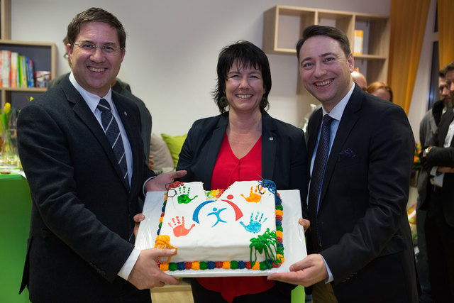 Mit der Geburtstagstorte des freiheitlichen Familienvereins „Abenteuer Familie“: Bürgermeister Andreas Rabl, Vereins-Landesobfrau Sandra Wohlschlager und Landeshauptmann-Stellvertreter Manfred Haimbuchner (v.l.) | Foto: Franz Schobesberger/FS-Media.at