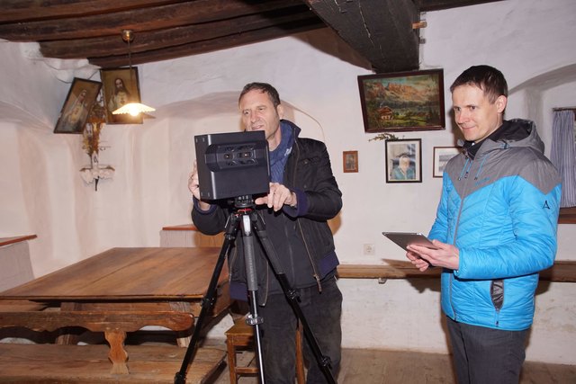 Richard Adey und Roland Holm arbeiten mit den neusten 3D-360-Grad Scanning Equipment aus den USA in Kombination mit der neuesten Software.