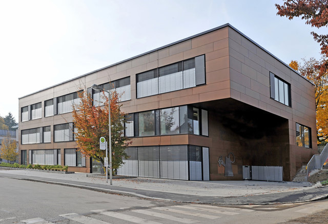 Die Schule wurde neu gestaltet und 2009 neu eröffnet. Sie bietet Platz für rund 100 Schüler.