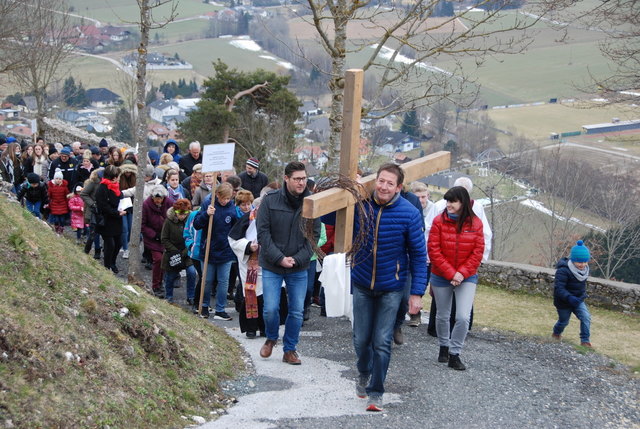 Bgm. Josef Müller trug das Kreuz ein Stück des Weges | Foto: Che