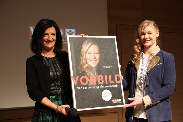 Margit Angerlehner gratuliert Andrea Holzberger zur Ehrung. | Foto: Andreas Huber