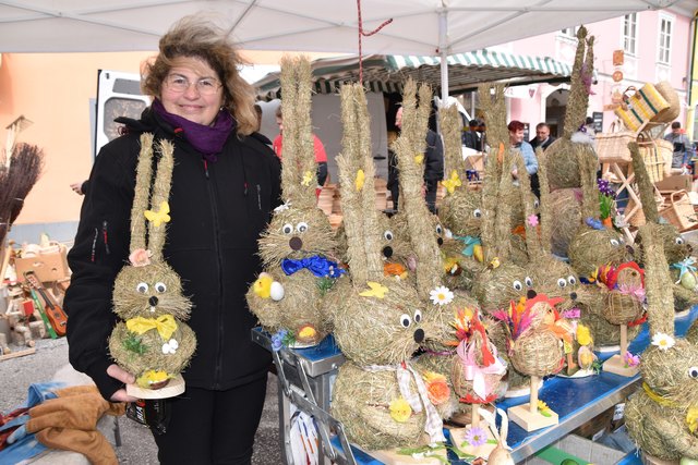 Christine Woltsche mit ihren Heu-Osterhasen: Das Heu stammt von der eigenen Landwirtschaft