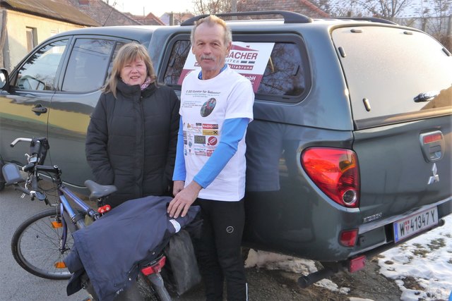 Helmut Haberfellner mit seiner Gattin Herta bei einem Boxenstopp im gar nicht so warmen Italien.                                                                                          Foto: spendenfahrt.at