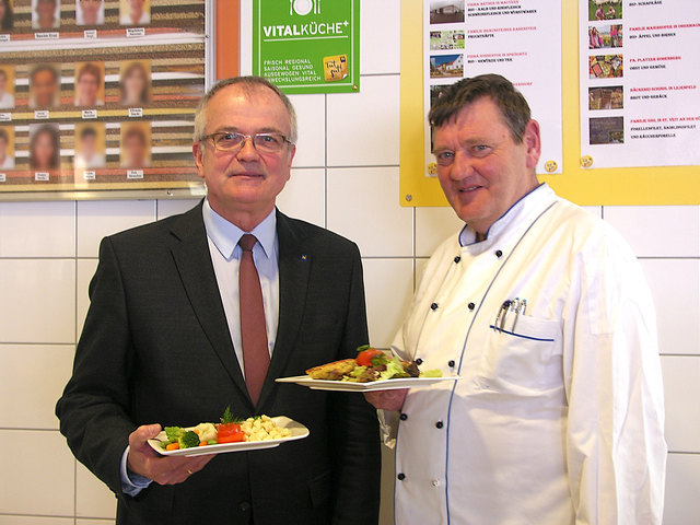 Gemeinsam für frische Küche: Günther Suppan und der Küchenchef des Landesklinikums Lilienfeld, Josef Zwettler. | Foto: LK Lilienfeld