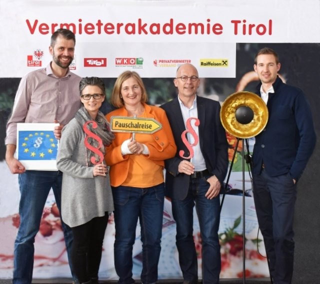 Präsentieren die neuen Seminarangebote: (v.l.) Norbert Schöpf (Produktmanager Tourismus / WIFI Tirol), Katrin Perktold (Verband der Tiroler Tourismusverbände), Sabine Pinggera (WK Tirol), Anton Habicher (Landes-Tourismusabteilung) und Manuel Lampe (fundus). | Foto: privat