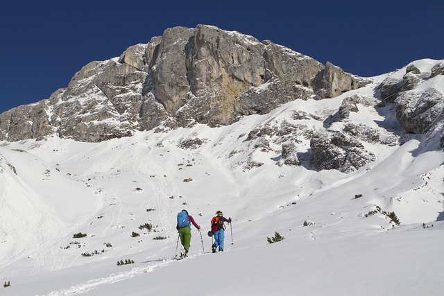 Das Schmelzen der Gletscher (wie hier am Dachsteinmassiv) ist hinlänglich bekannt. Die Temperatur steigt in den nächsten 30 Jahren um durchschnittlich 1,4 Grad Celsius weiter an.