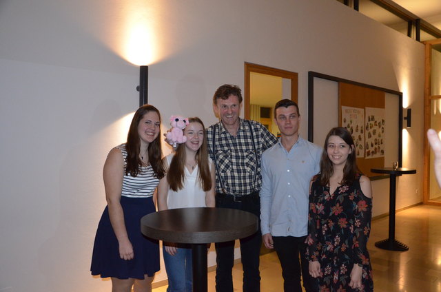 Auch die HAK-SchülerInnen nutzten die Gelegenheit für ein Foto mit Wolfgang Lesky.