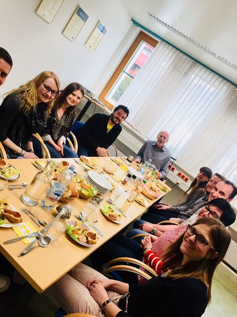 Gemeinsam werden die von den Kollegen gekochten Speisen verzehrt. Die Kosten für das Essen tragen die Mitarbeiter selbst. | Foto: AMS