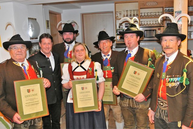 Zahlreiche Ehrungen gab es bei der Kompanie (re. Hptm. Alois Foidl, 2. v. li. Bgm. Stefan Seiwald). | Foto: Kompanie