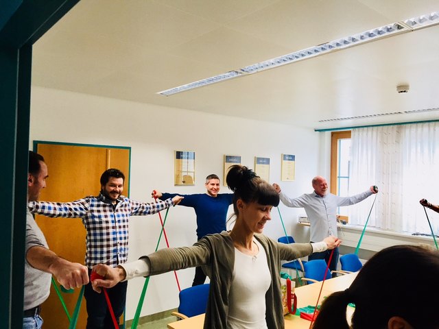 AMS-Leiter Klaus Witting (hinten rechts) macht selber mit. | Foto: AMS