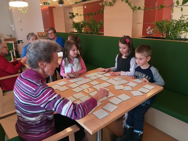 Einen ganzen Nachmittag spielten Jung und Alt miteinander – eine Bereicherung für beide Seiten.