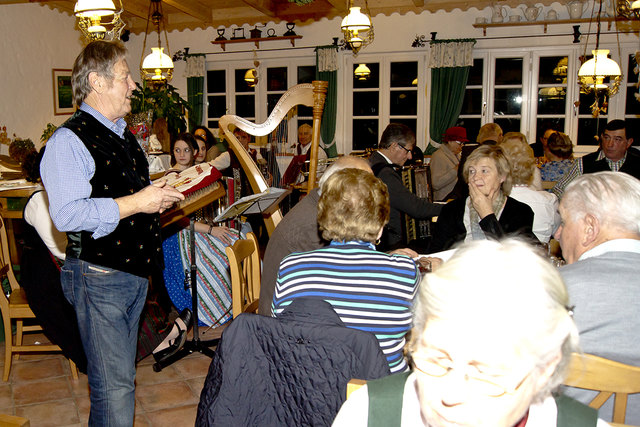 Kurt Kügerl ist wieder in Aktion wenn es heißt: "Sing ma miteinander" beim Buschenschank Glirsch in Großradl. | Foto: KK