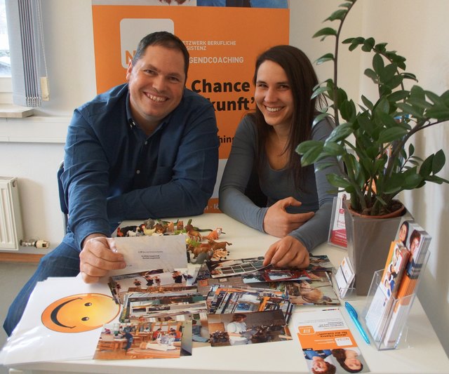 Pinzgauer Jugendcoaches: Thomas Höger und Nora Demaj mit Hilfsmitteln, um das Potential der Jugendlichen herauszufinden.