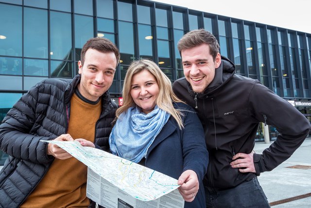 Ein letzter Check: Die WOCHE-Redakteure Christoph Hofer, Martina Maros und Stefan Haller (v.l.) vor dem Start.