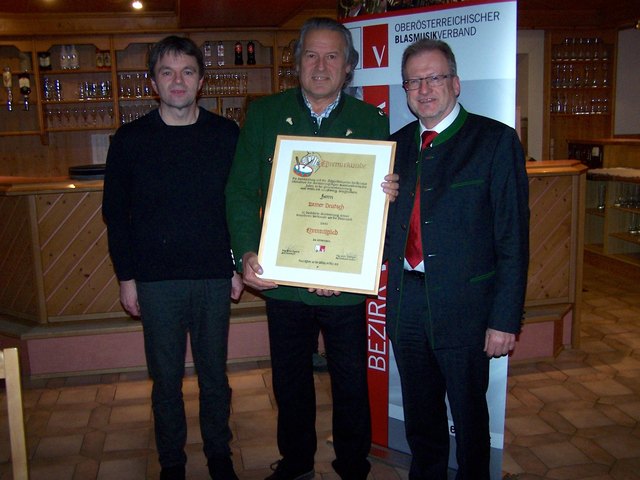 Bezirkskapellmeister Walter Baldinger, Ehrenmitglied Werner Deutsch und Obmann Alfred Lugstein (l.). | Foto: Strohbach