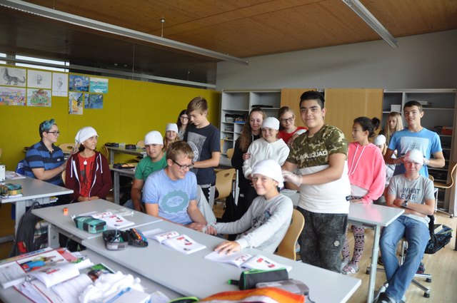Wie leg ich Verbände richtig an? Wie helfe ich Verwundeten bei Verbrennungen? Was ist bei Herzstillständen zu tun? All diese Fragen wurden beim 16-stündigen Erste-Hilfe-Kurs in der NMS Taufkirchen geklärt.