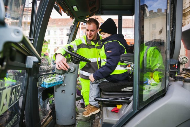 So spannend: Kinder inspizierten die Holding Fahrzeuge. | Foto: Holding Graz