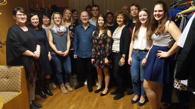 Die SchülerInnen der HAK Ybbs und Mitarbeiter des SBZ Schauboden mit den Künstlern Susanne Pöchacker, Georg Schubert, Helmut Schuster und Katrin Weber.