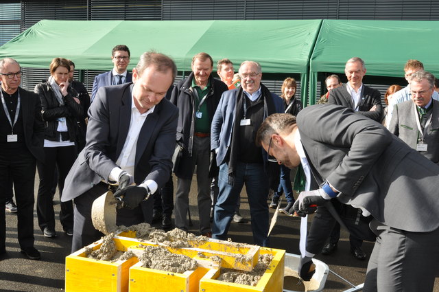 Die Vorstände Gerald Hofer und Franz Mathi legten selbst Hand an.