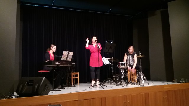 Corinna Pöchhacker, Beatrice Buchebner und Sigi Meier, die im Anschluss an die Impro Comedy Show für musikalische Unterhaltung sorgten.