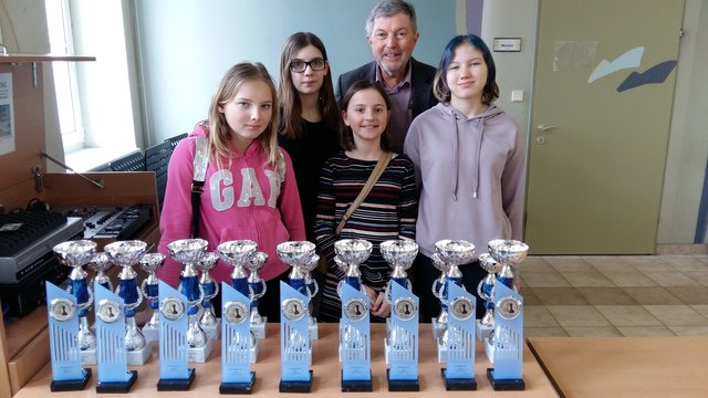 Marketa Molerova, Larissa Hobeck, Lisa-Marie Böhm, Präsident Franz Modliba und Laura Löffler. | Foto: privat
