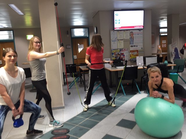 Im Foyer des AMS finden unter Anleitung von Claudia Reichel (re) die Fitnesseinheiten statt. | Foto: AMS