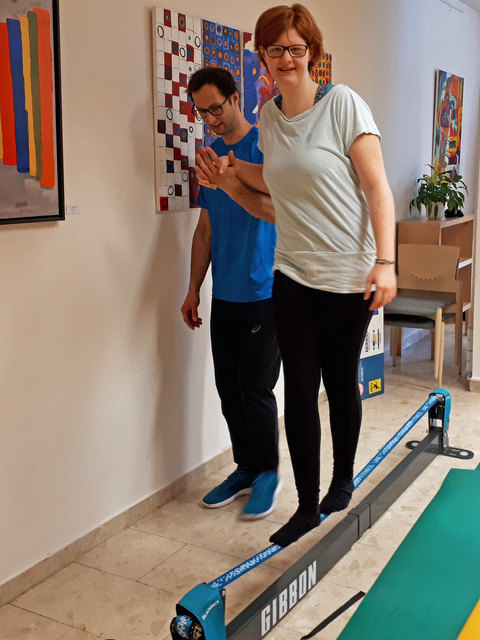 Die Slackline ist bei den Teilnehmerinnen und Teilnehmern gut angekommen. Nächstes Mal geht es statt in die Turnhalle zum Bouldern.