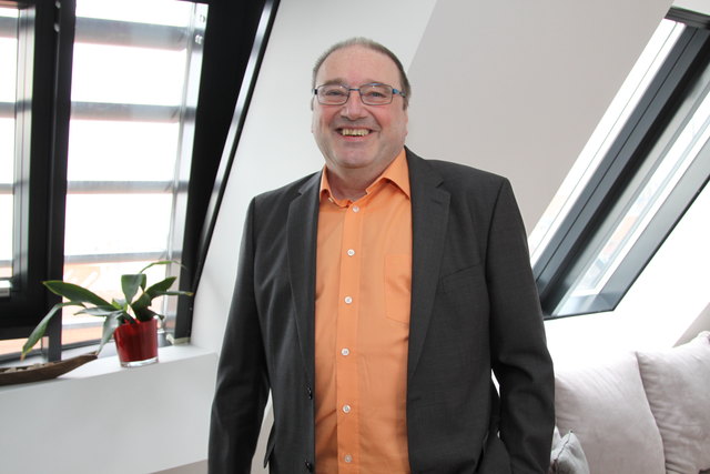 Bezirkschef Gerhard Zatlokal während des Rundgangs, hier in einer der Dachgeschosswohnungen.