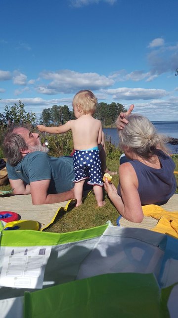 Mit Oma und Opa am schwedischen See
