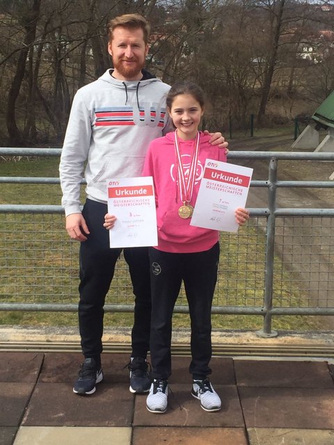 Emma Leitner mit Landesverbandstrainer Martin Kondert. | Foto: Salzburger Tennisverband