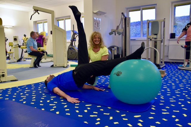 Christoph Pollak (liegend) lässt sich von Regina Baumgartner die Übung für den Beckenboden genau erklären. | Foto: Michael Hairer
