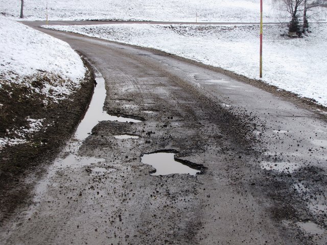 Der Winter setzte den Straßen im gesamten Gemeindegebiet erheblich zu